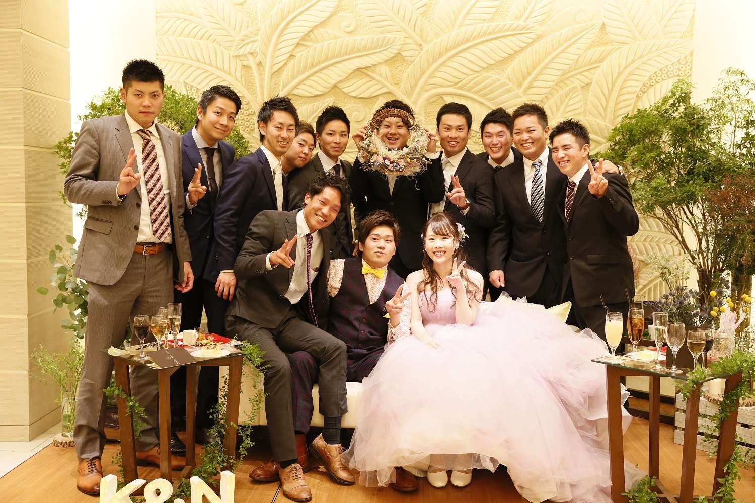 高松市の結婚式場アイルバレクラブの結婚式で友人と新郎新婦で記念写真