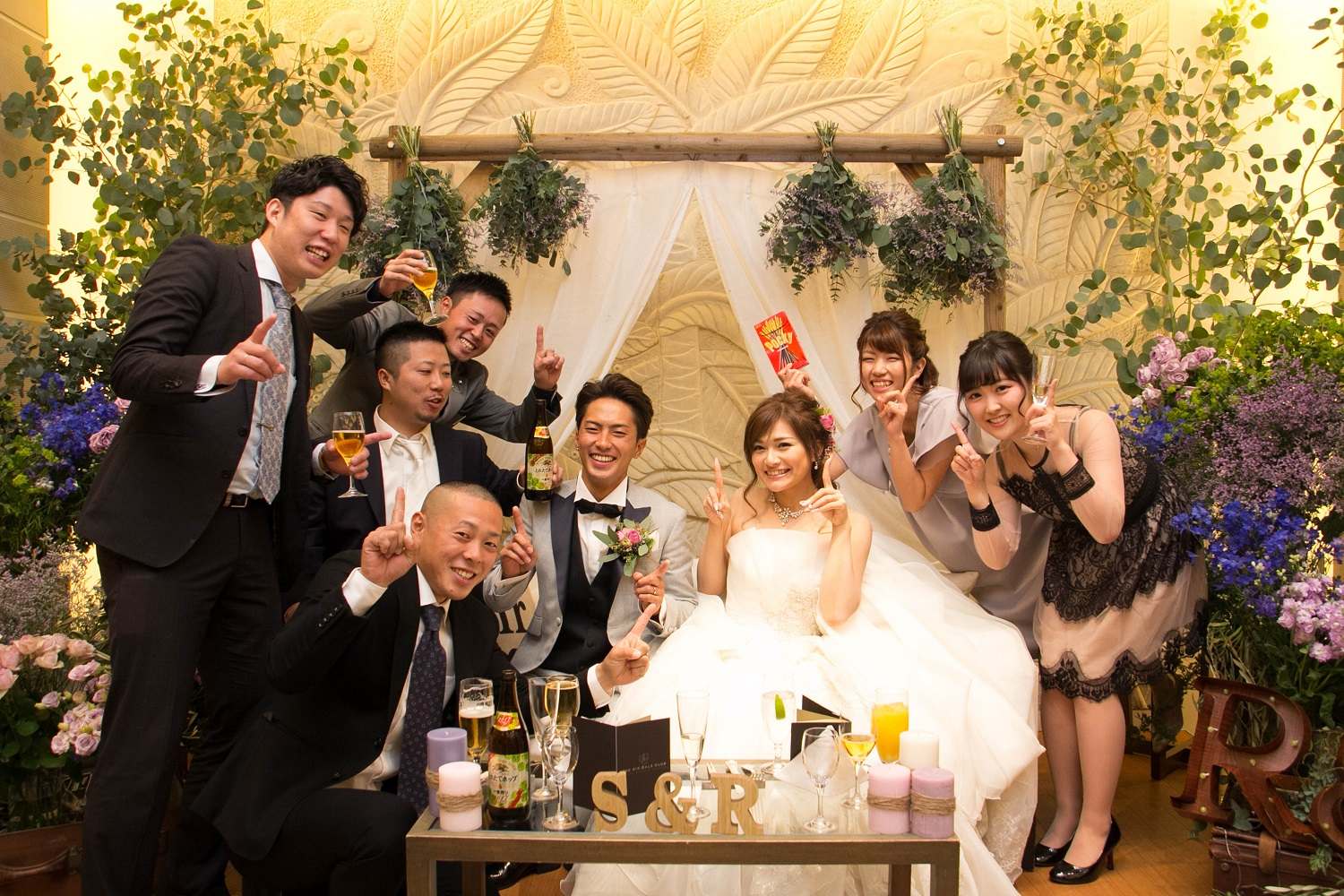 高松市の結婚式場アイルバレクラブの高砂で新郎新婦とゲストで記念写真