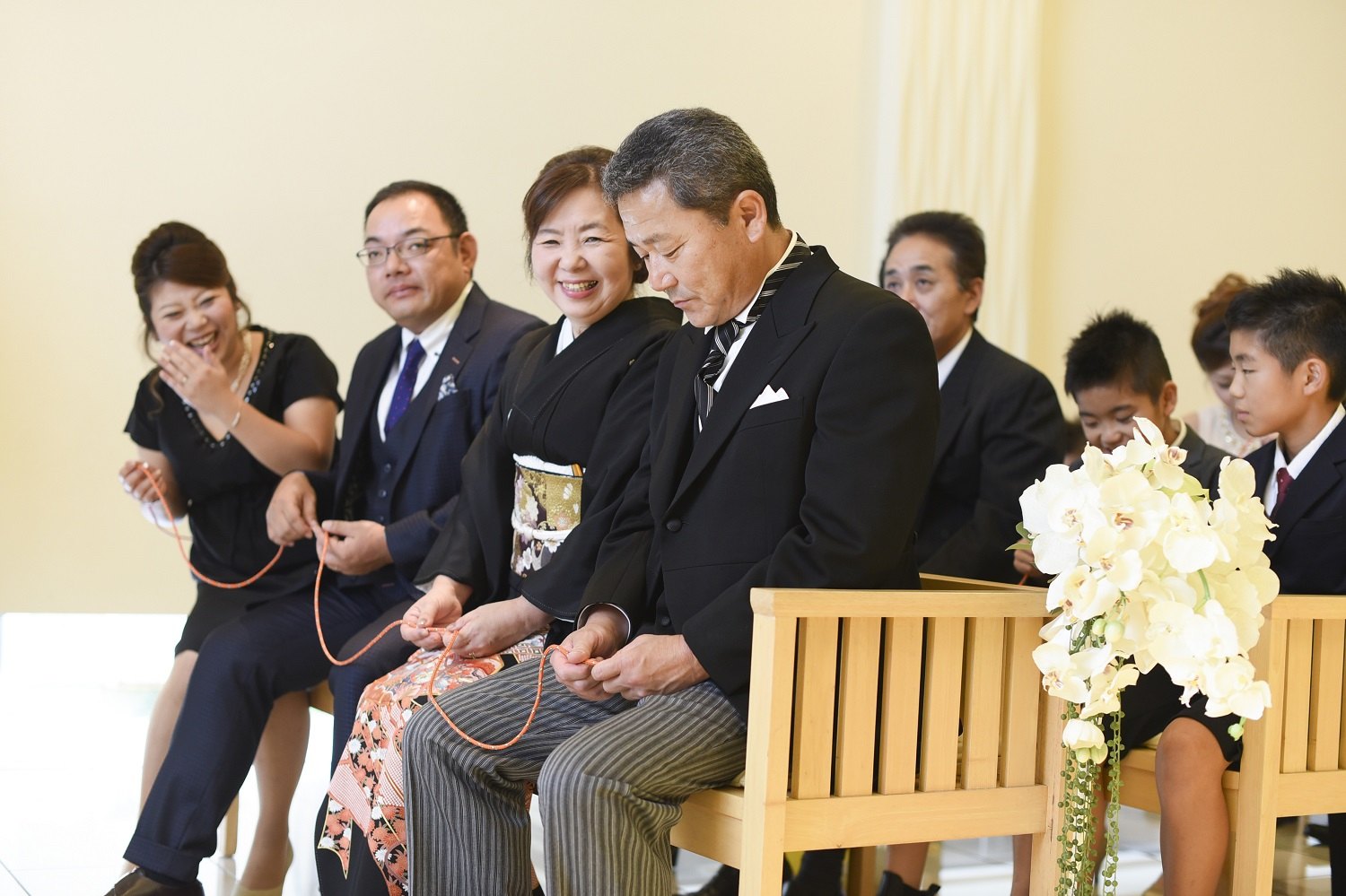 高松市の結婚式場アイルバレクラブの人前式でリングリレーをするご両親