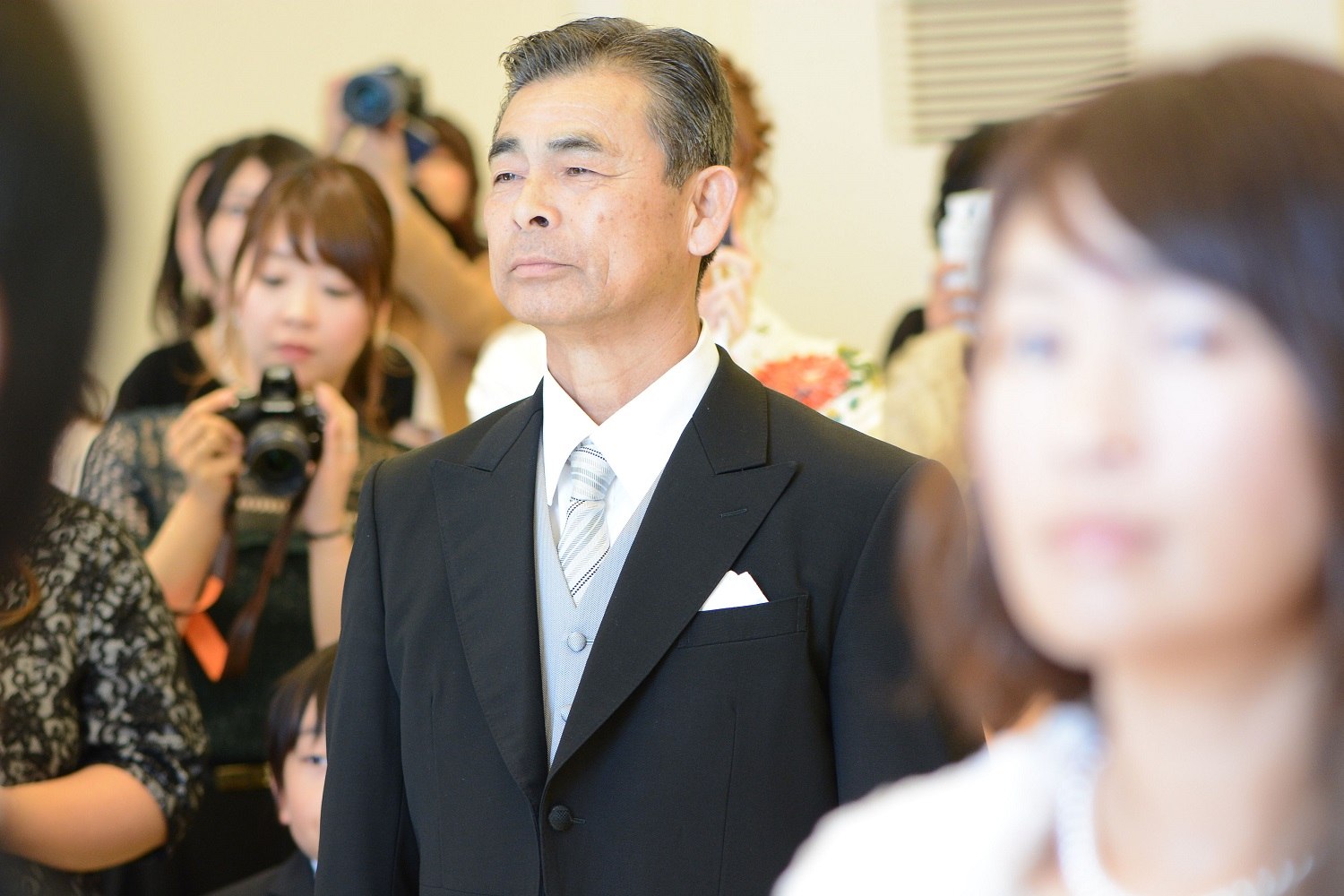 高松市の結婚式場アイルバレクラブの挙式中に涙ぐむお父様