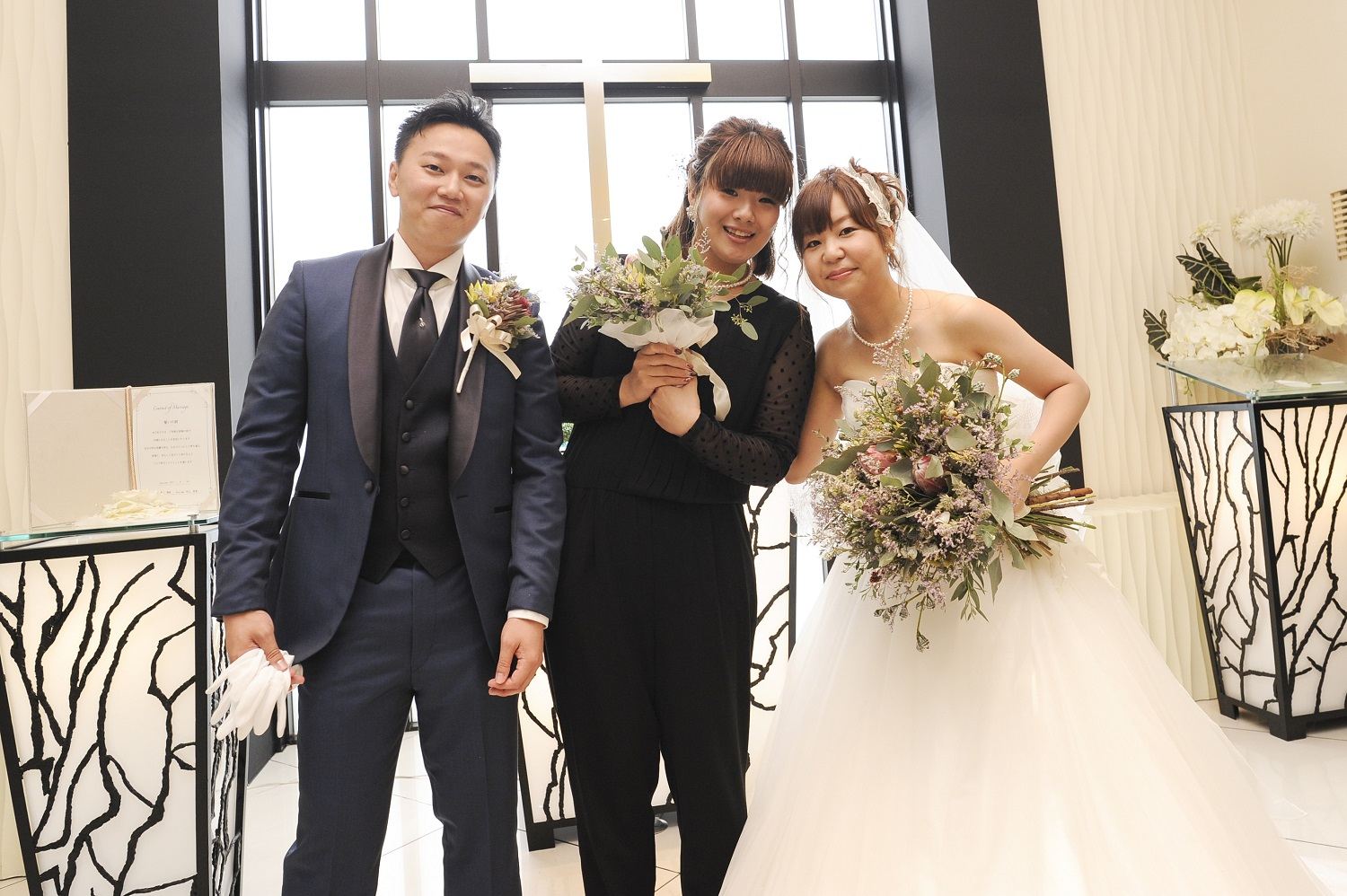 高松市の結婚式場アイルバレクラブでブーケをキャッチしたご友人ゲストとのショット