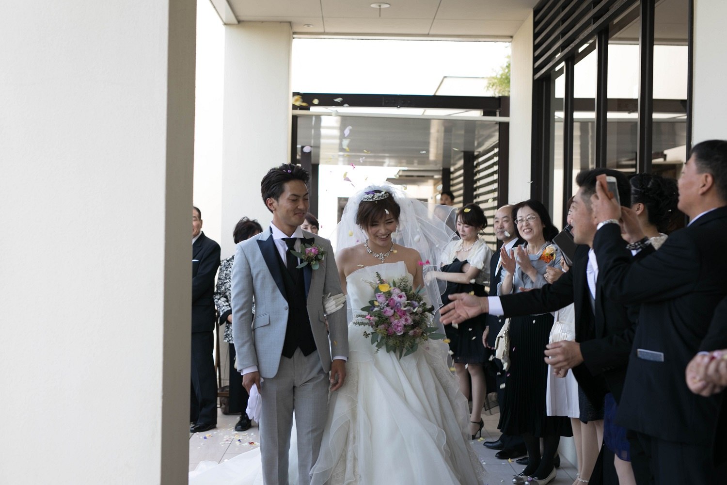 高松市の結婚式場アイルバレクラブのフラワーシャワー