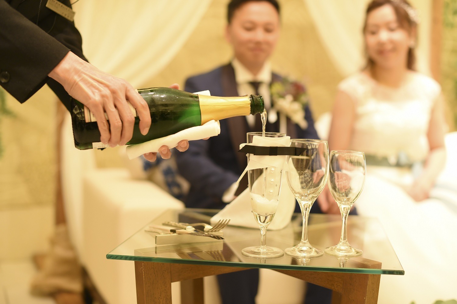 高松市の結婚式場アイルバレクラブで新郎新婦のグラスにシャンパーン