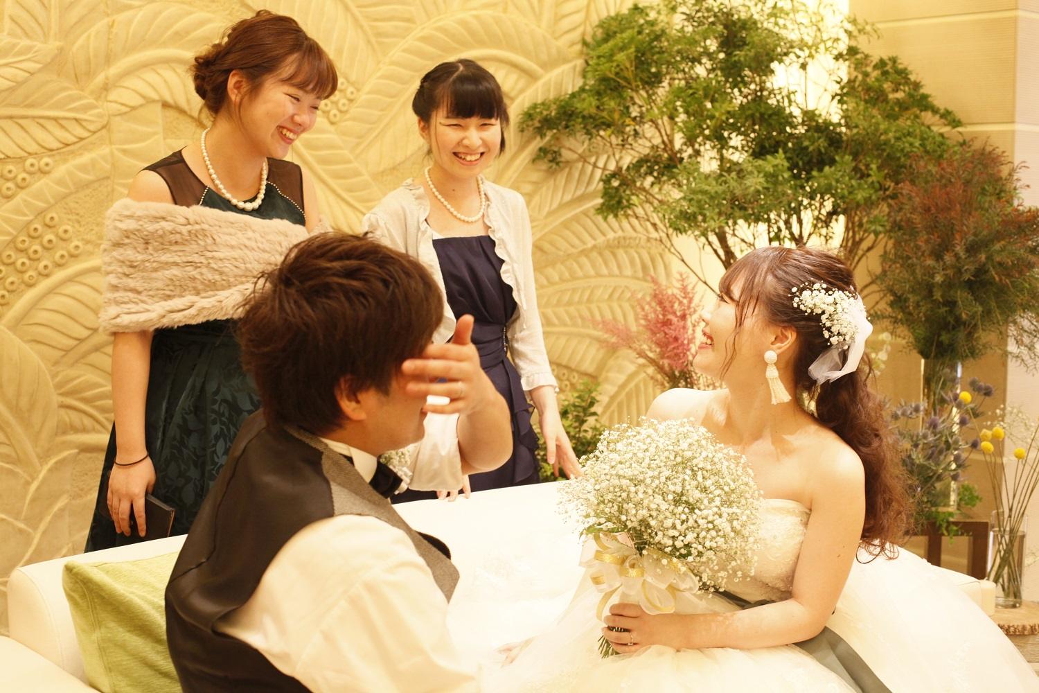 高松市の結婚式場アイルバレクラブの披露宴中に新郎新婦とゲスト