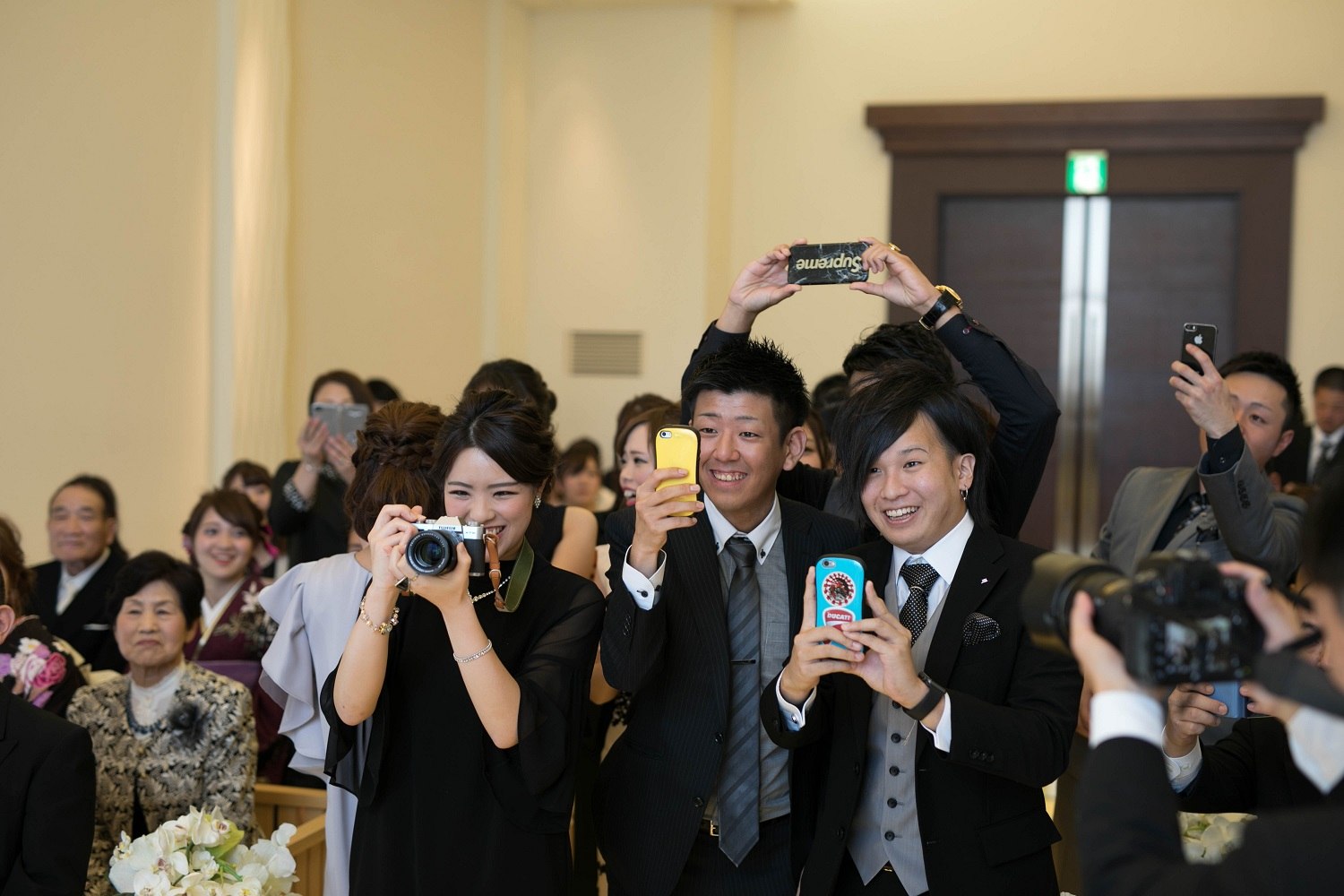 高松市の結婚式場アイルバレクラブの人前式中にゲストとの記念写真