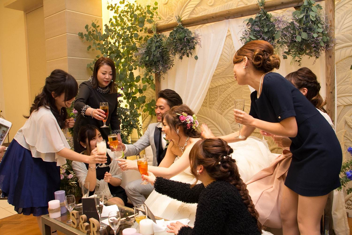 高松市の結婚式場アイルバレクラブの高砂で新婦のゲストと乾杯