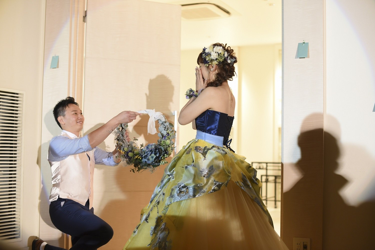 高松市の結婚式場アイルバレクラブの新郎から新婦にリースブーケをプレゼント