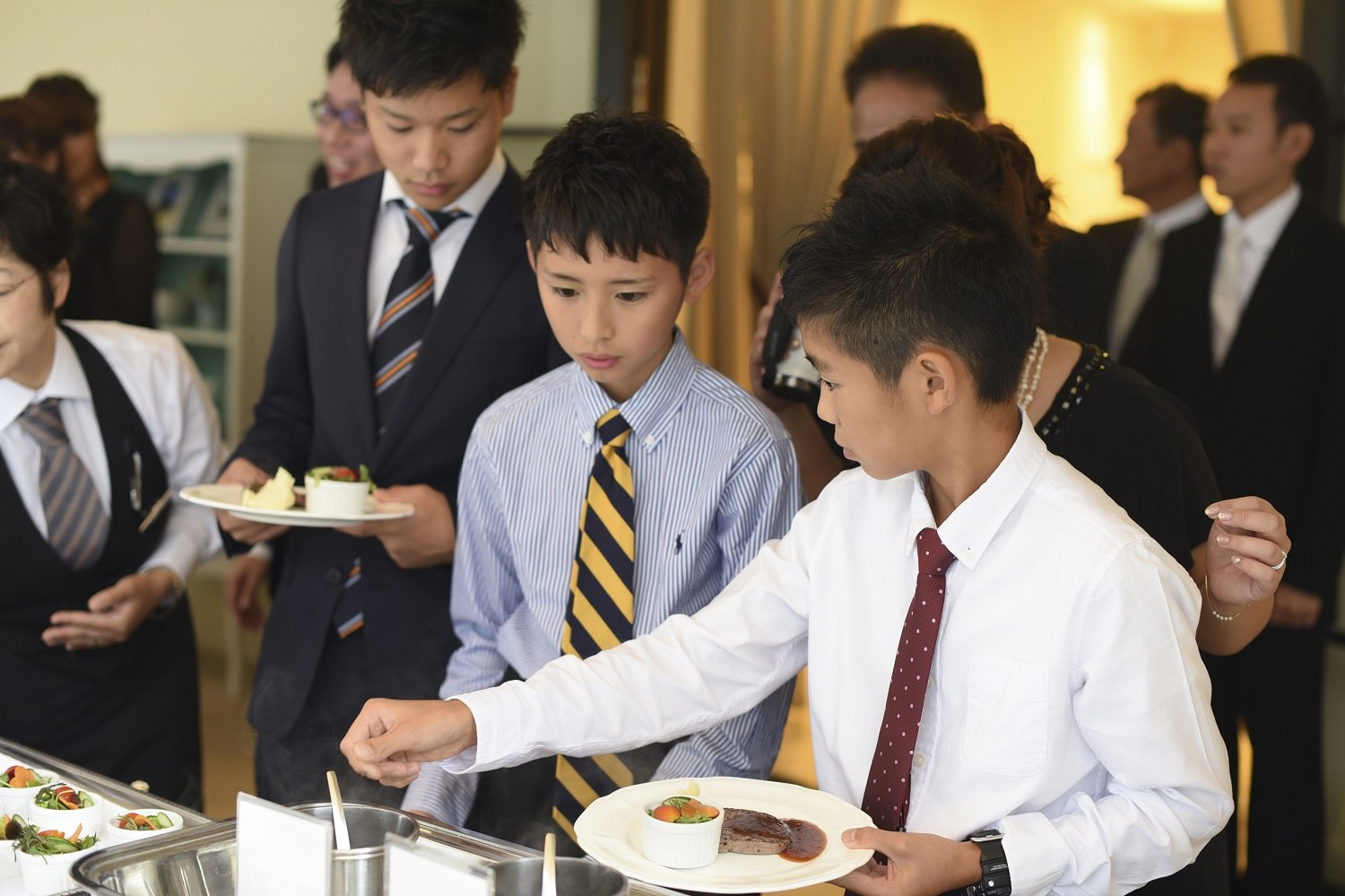 高松市の結婚式場アイルバレクラブのお肉料理のビュッフェスタイル