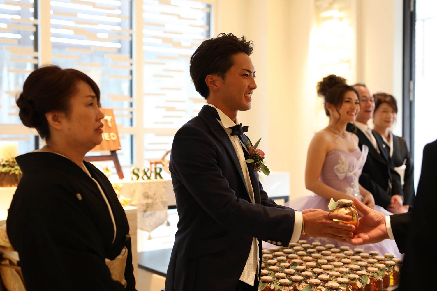 高松市の結婚式場アイルバレクラブで新郎からゲストをお見送り