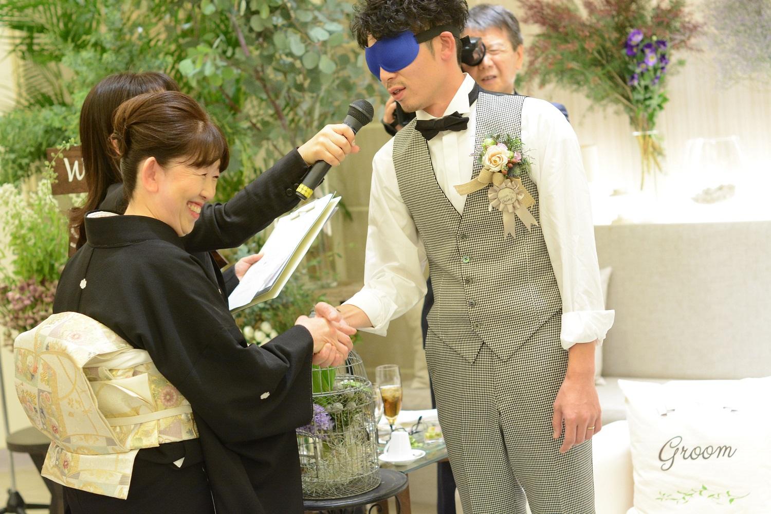 高松市の結婚式場アイルバレクラブで新郎の目隠しゲーム