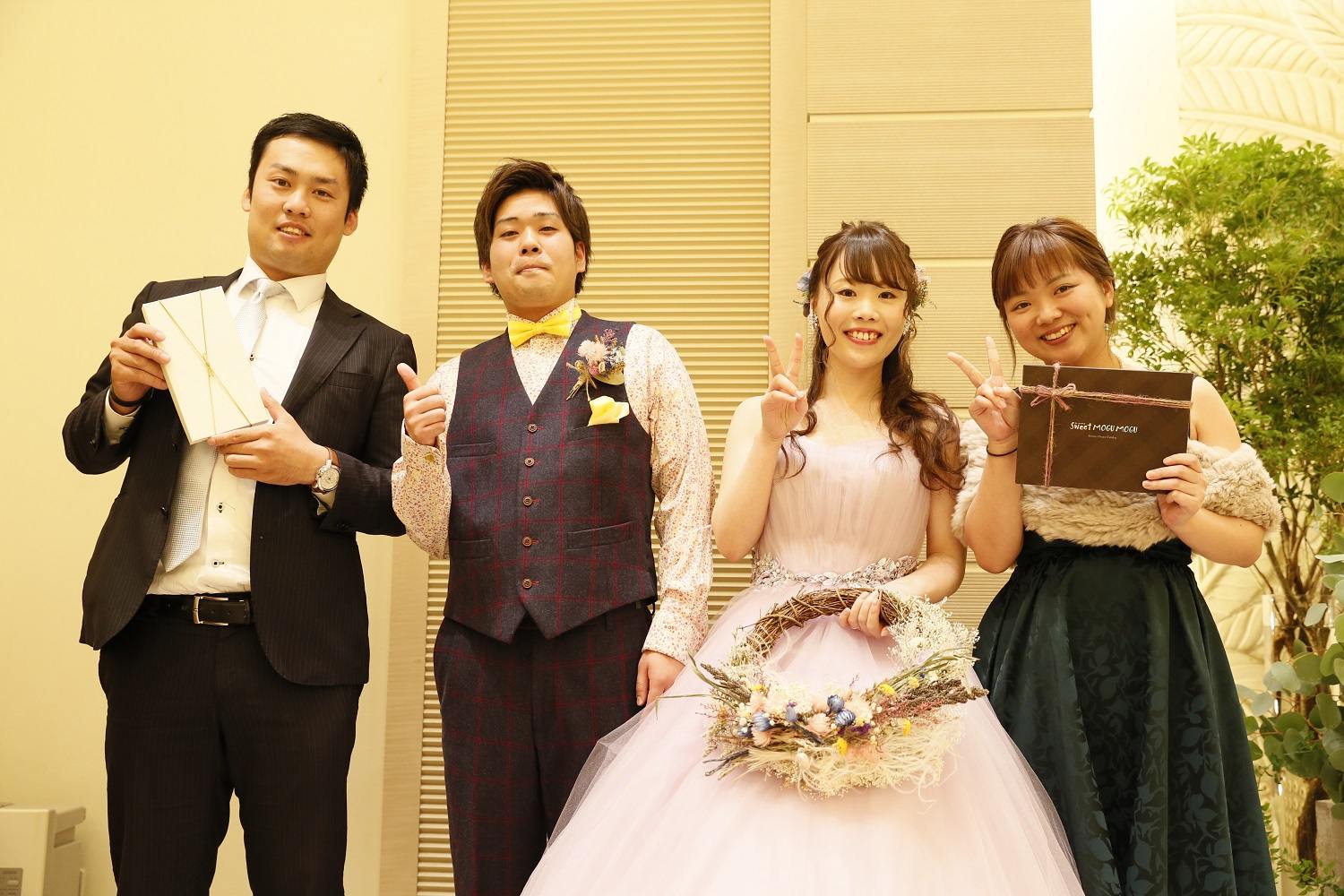 高松市の結婚式場アイルバレクラブで新郎新婦とゲストの記念写真
