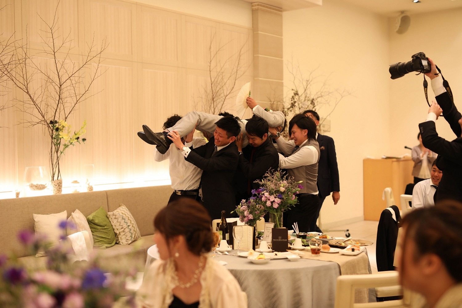 高松市の結婚式場アイルバレクラブの新郎とゲスト