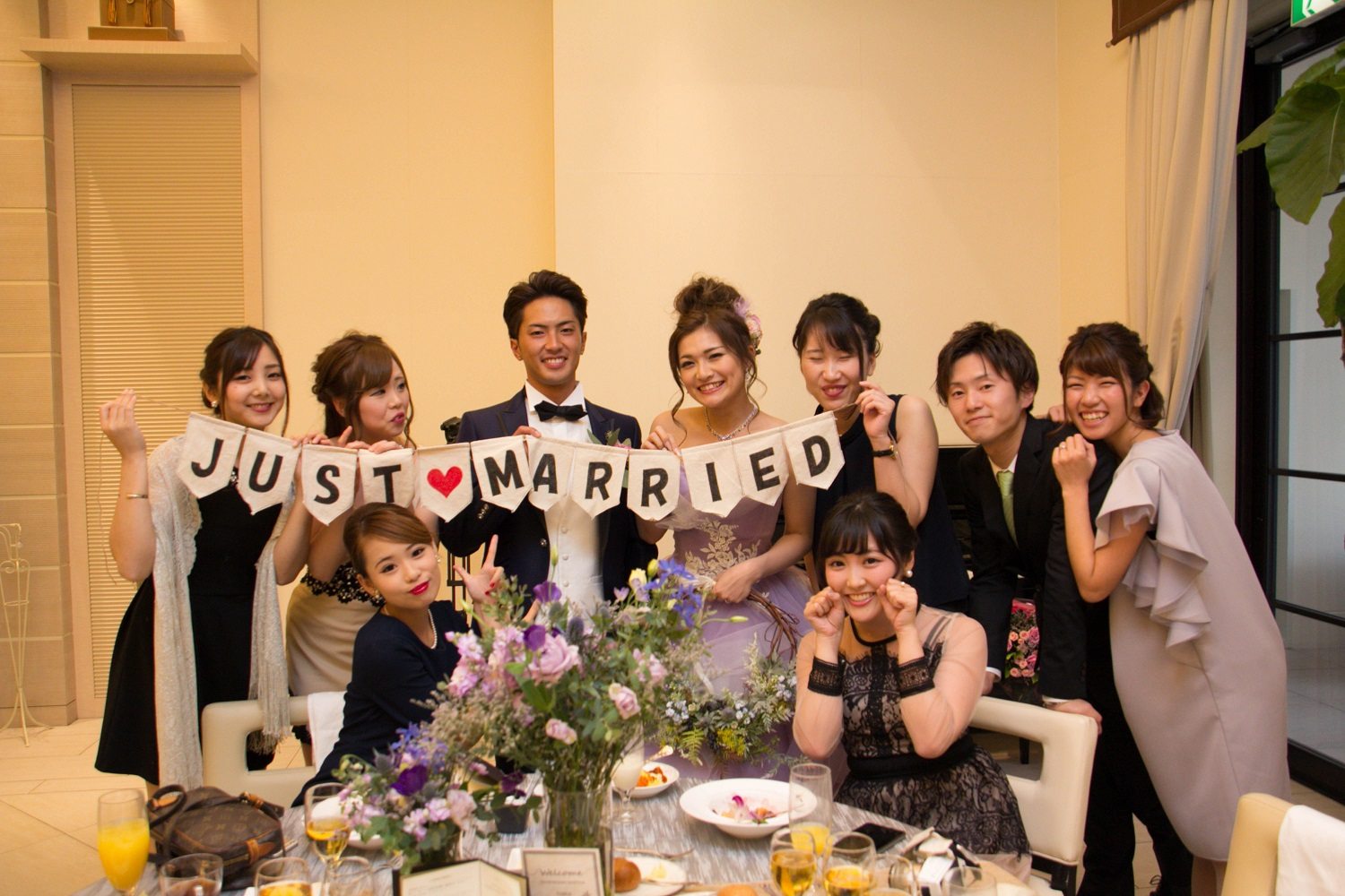 高松市の結婚式場アイルバレクラブのゲストとのテーブルフォト