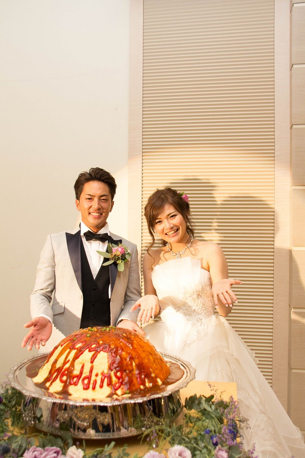 高松市の結婚式場アイルバレクラブの大きなオムライスと新郎新婦