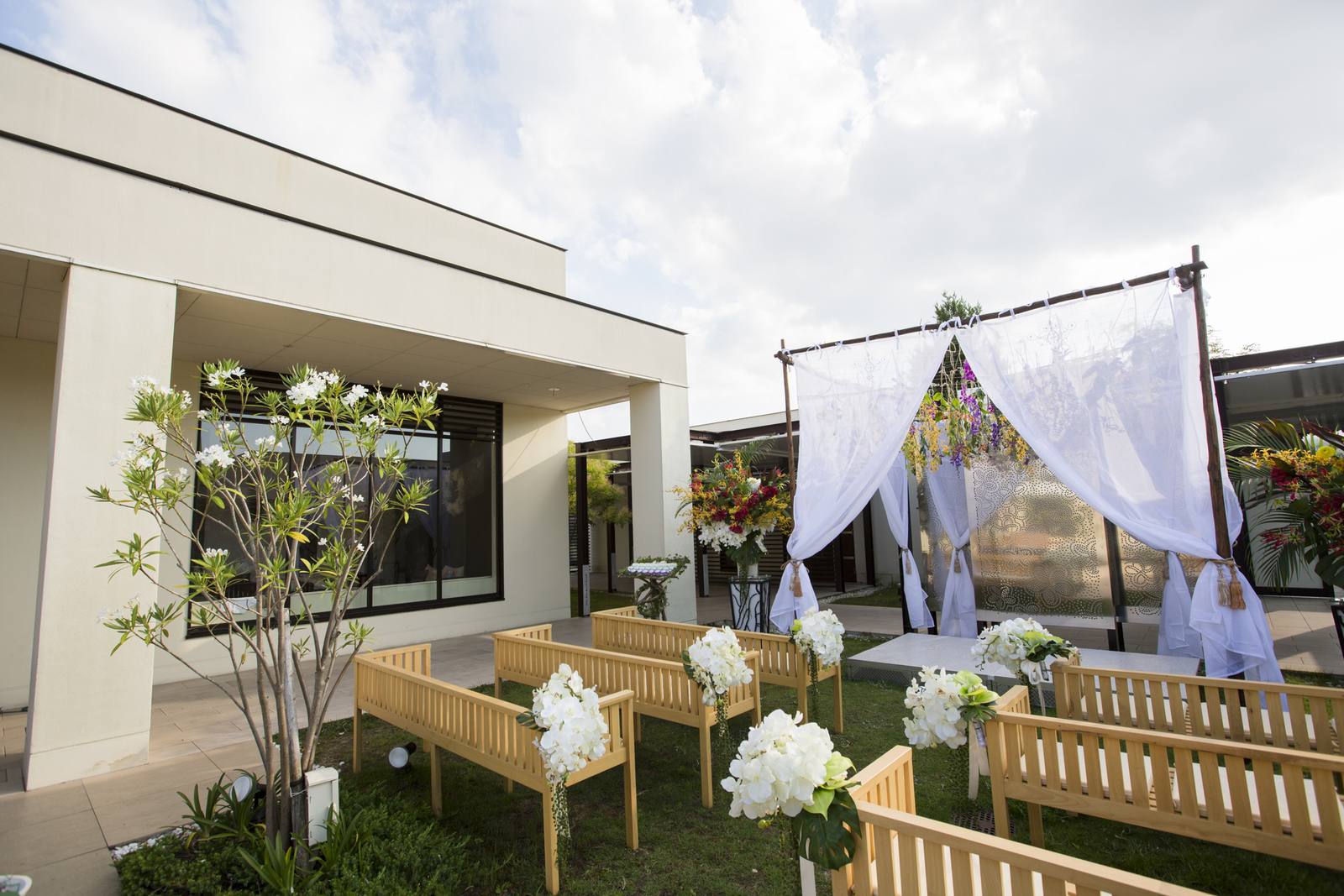 高松市の結婚式場アイルバレクラブのガーデンウェディング