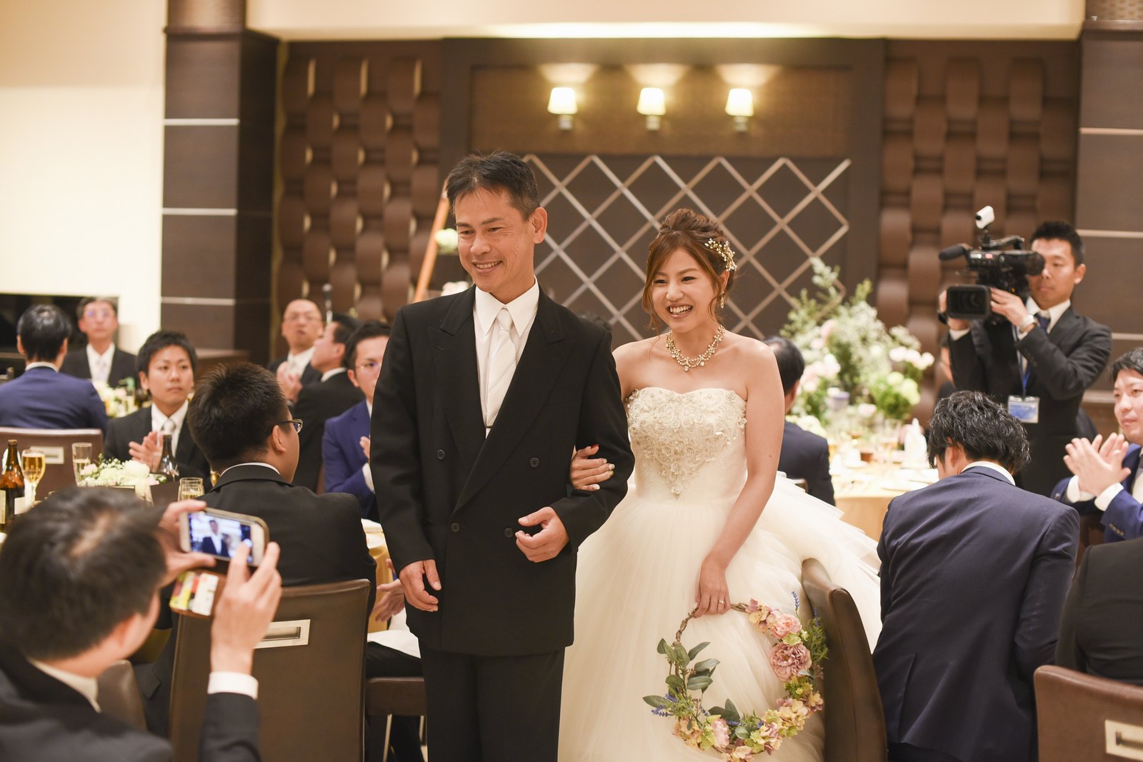 高松市の結婚式場アイルバレクラブで恩師にエスコートされて退場する新婦