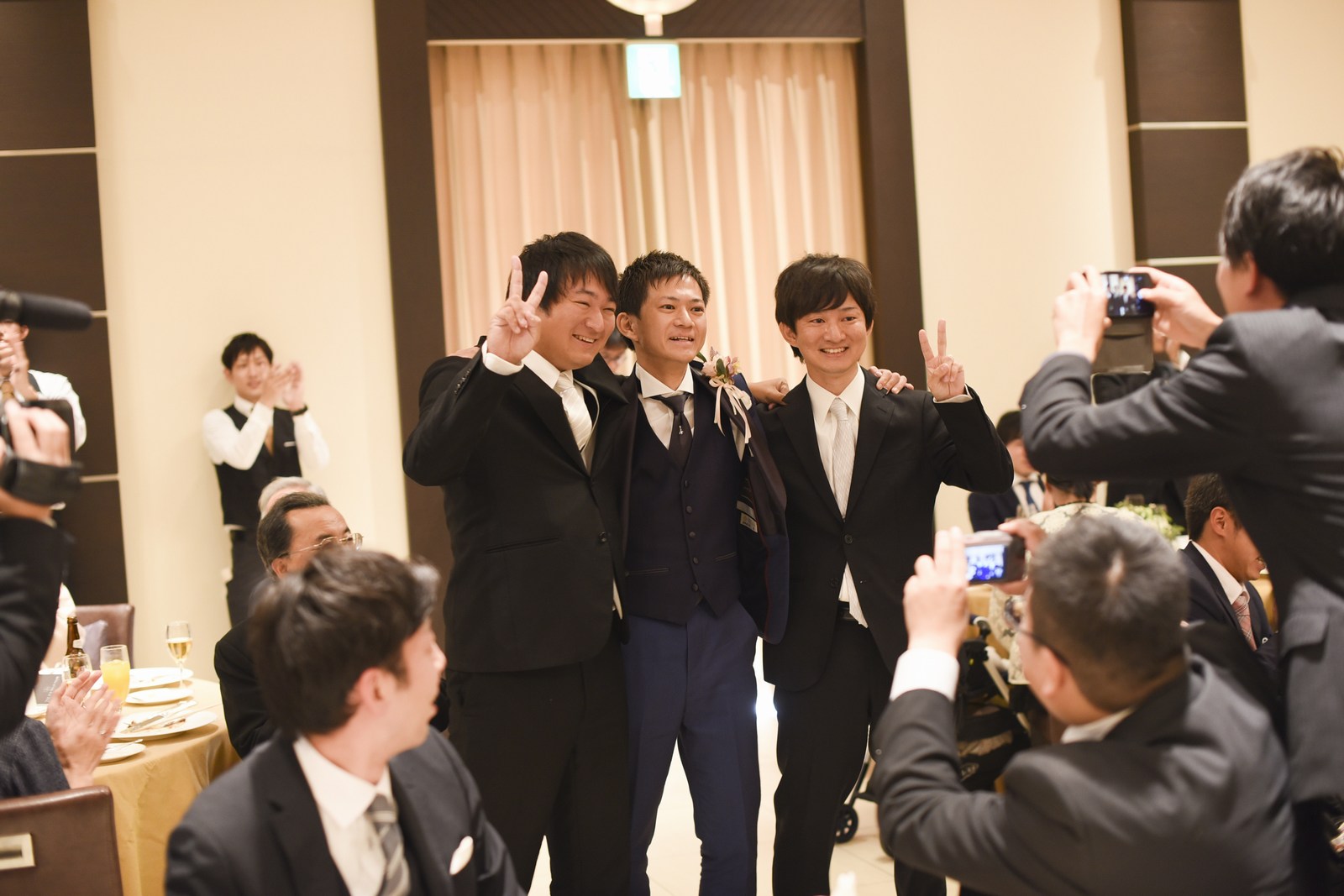 高松市の結婚式場アイルバレクラブで兄弟と退場する新郎