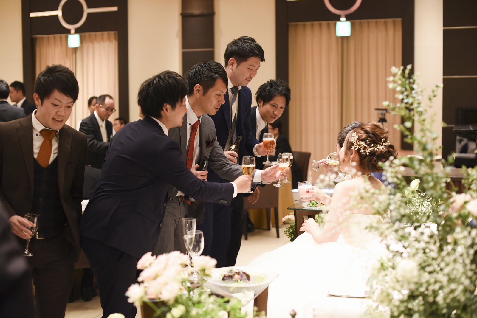 高松市の結婚式場アイルバレクラブのソファー席はゲストとの距離