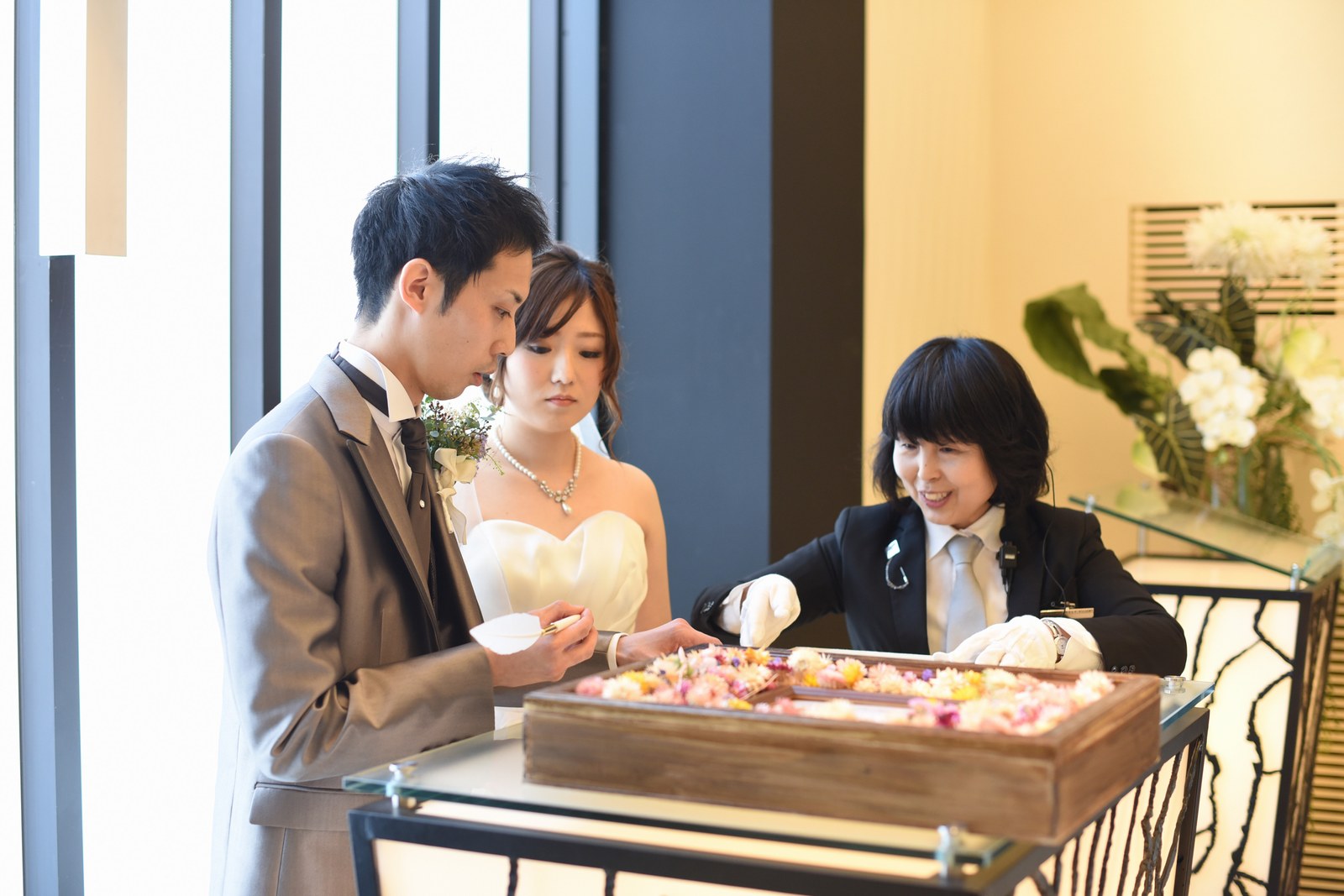 高松市の結婚式場アイルバレクラブの人前式でフラワーボックスにお花を飾る新郎新婦