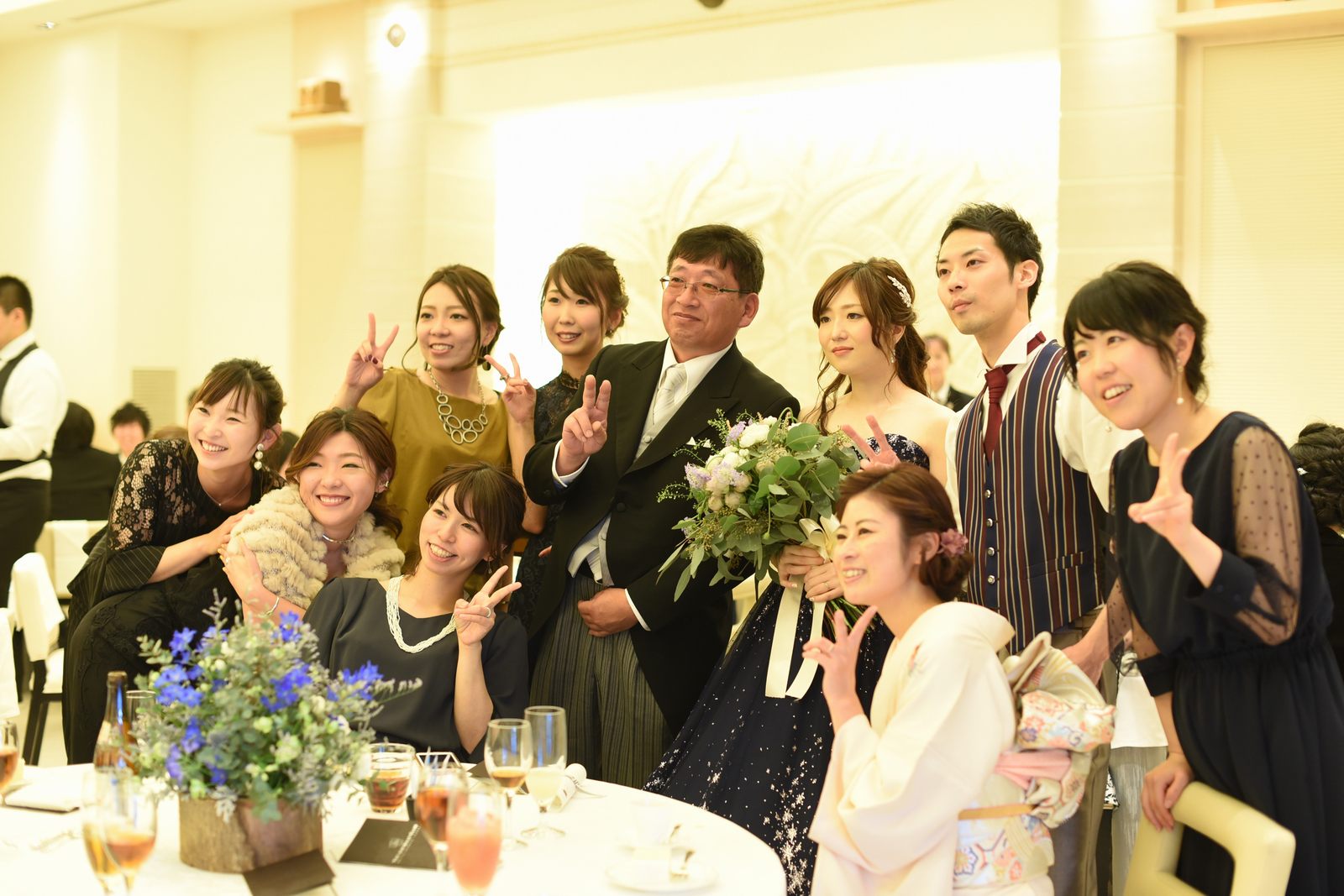 高松市の結婚式場アイルバレクラブでゲストと記念撮影