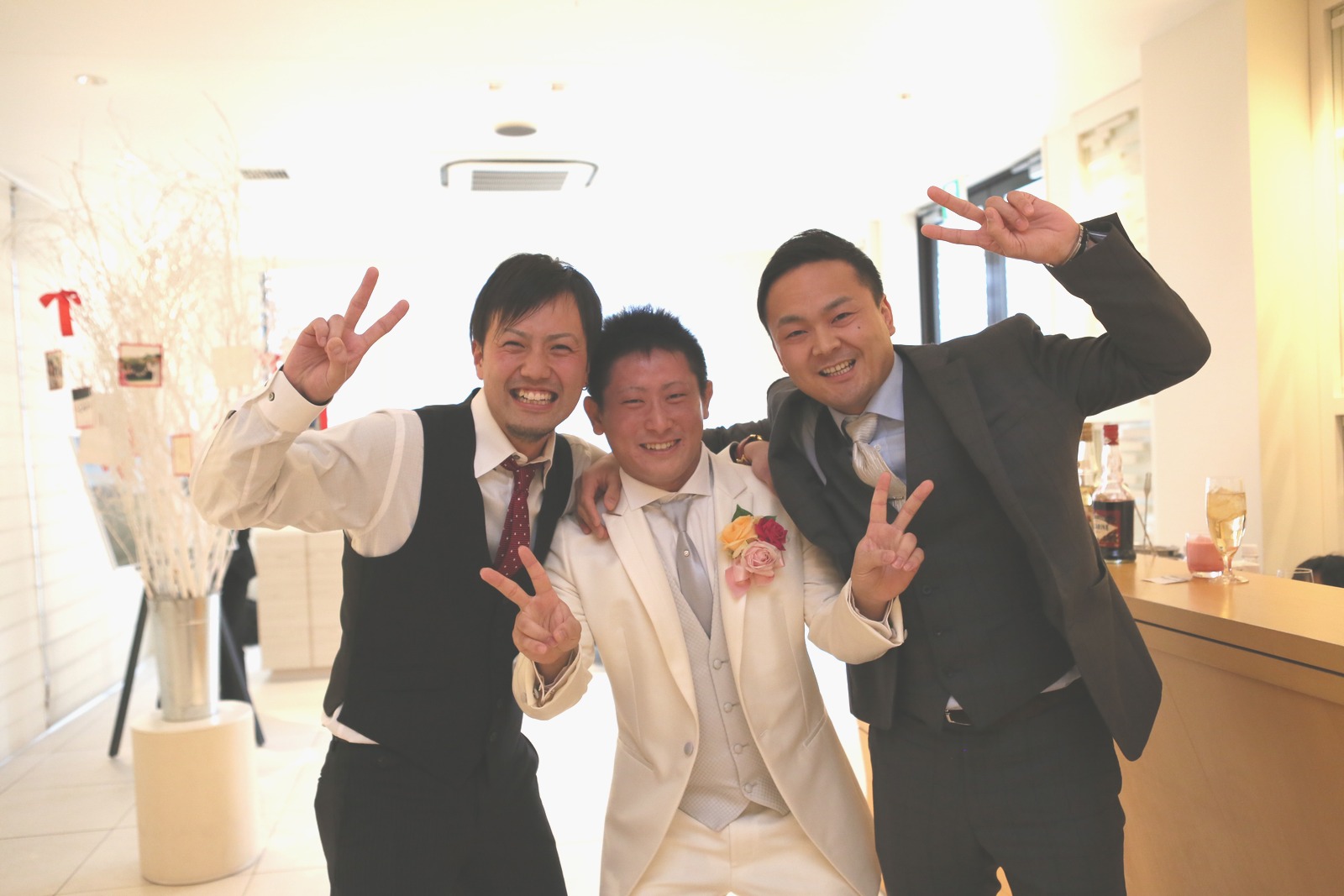 高松市の結婚式場アイルバレクラブで中学時代の友人と新郎のショット