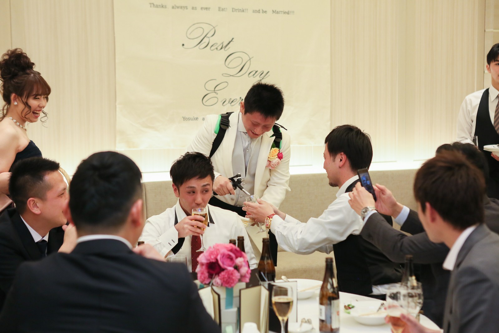 高松市の結婚式場アイルバレクラブで新郎がビールサーブ