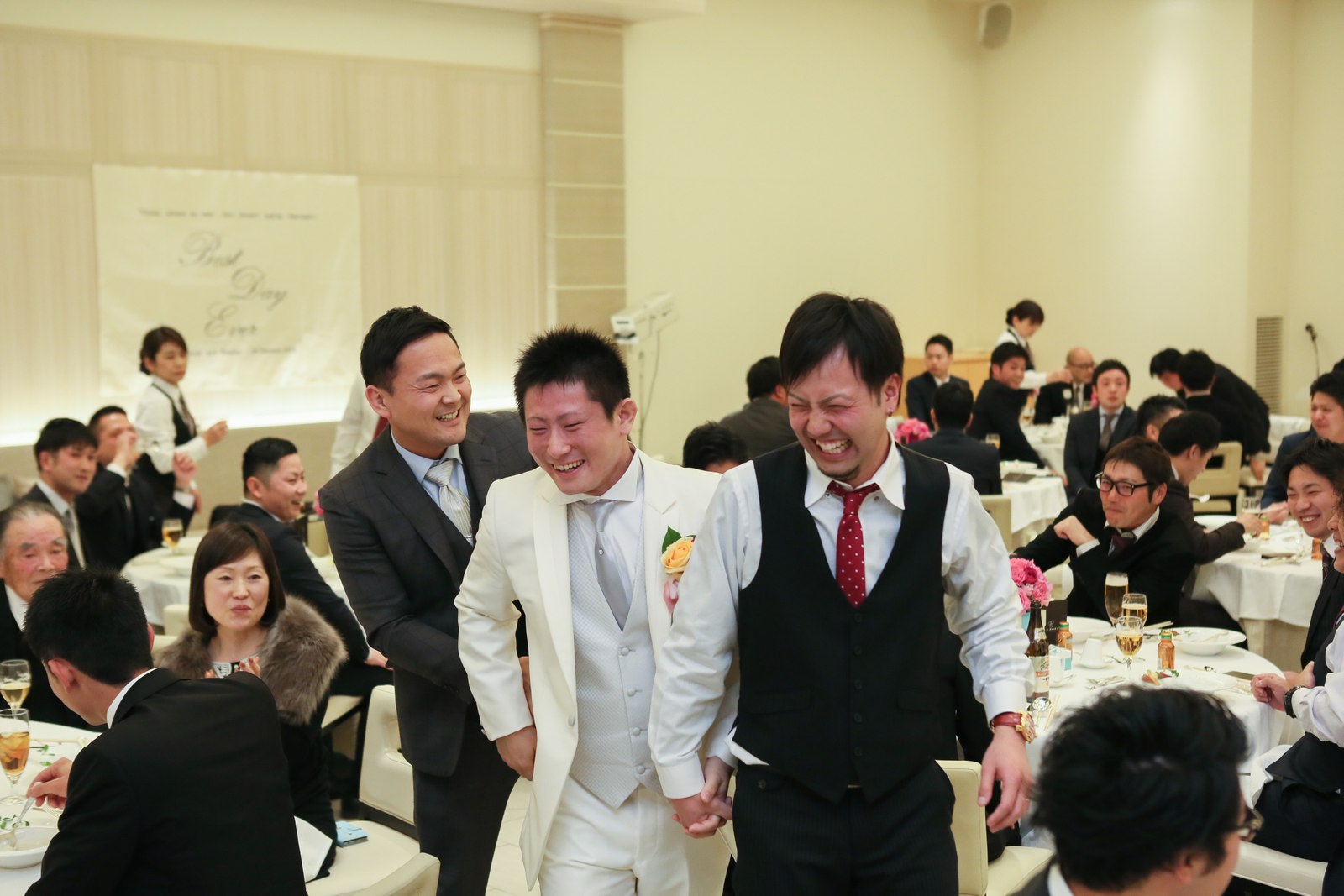 高松市の結婚式場アイルバレクラブで中学時代からの友人と退場