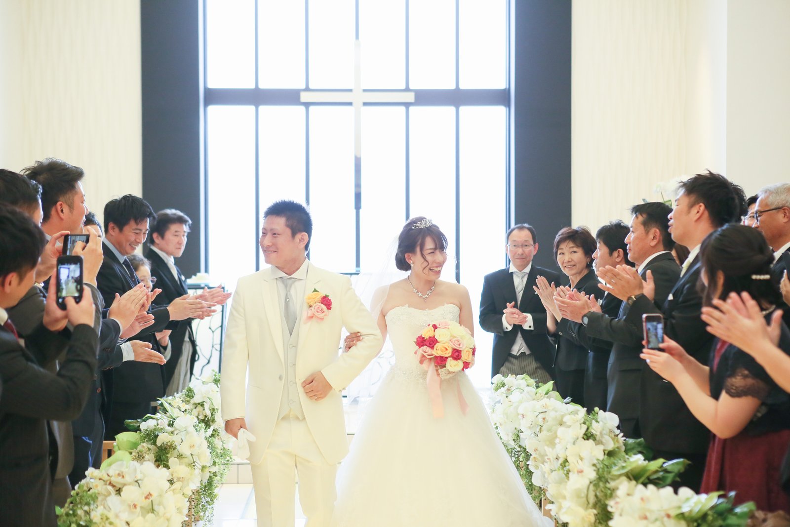 高松市の結婚式場アイルバレクラブでの挙式退場シーン
