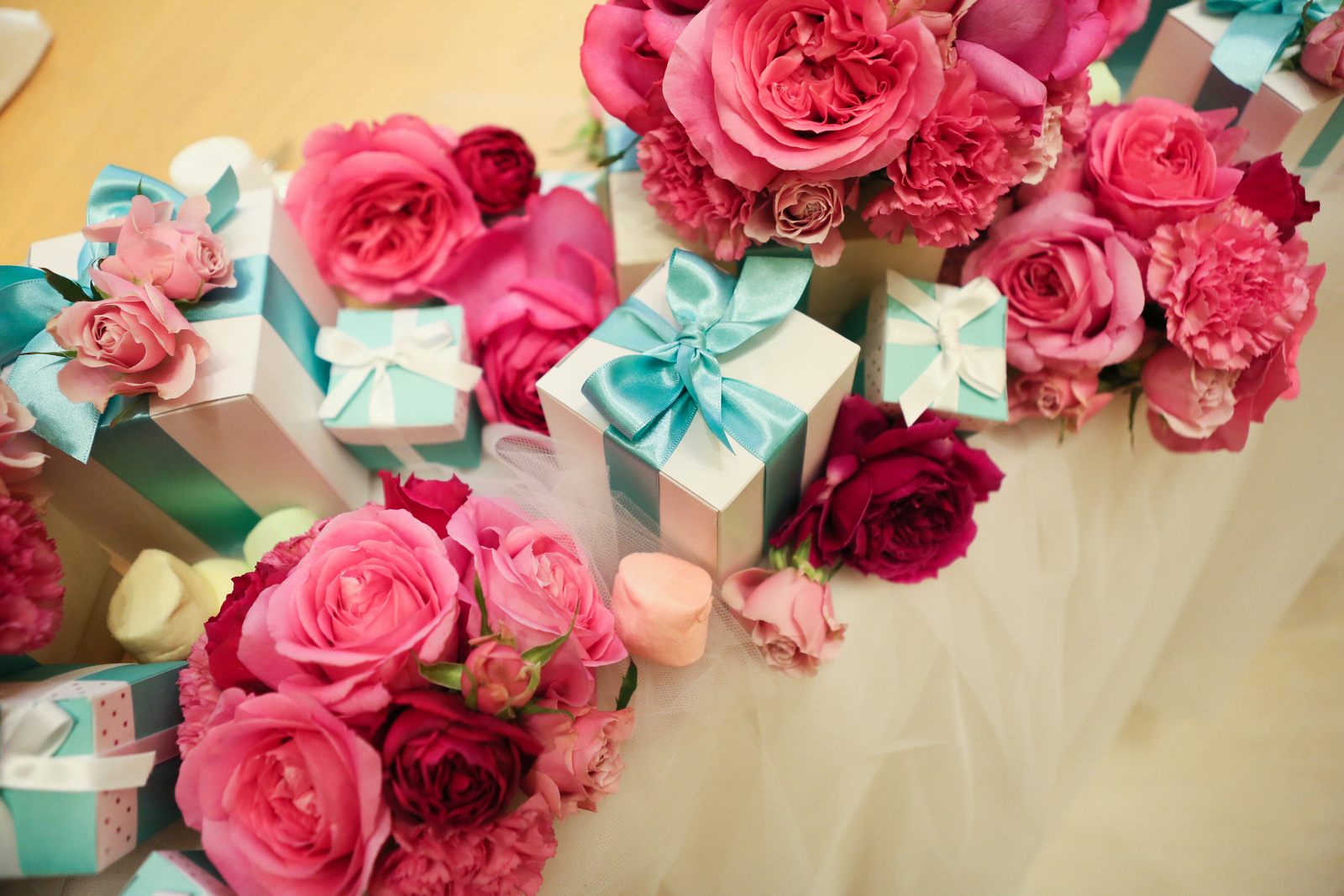 高松市の結婚式場アイルバレクラブのピンクとティファニーブルーのテーブル装花