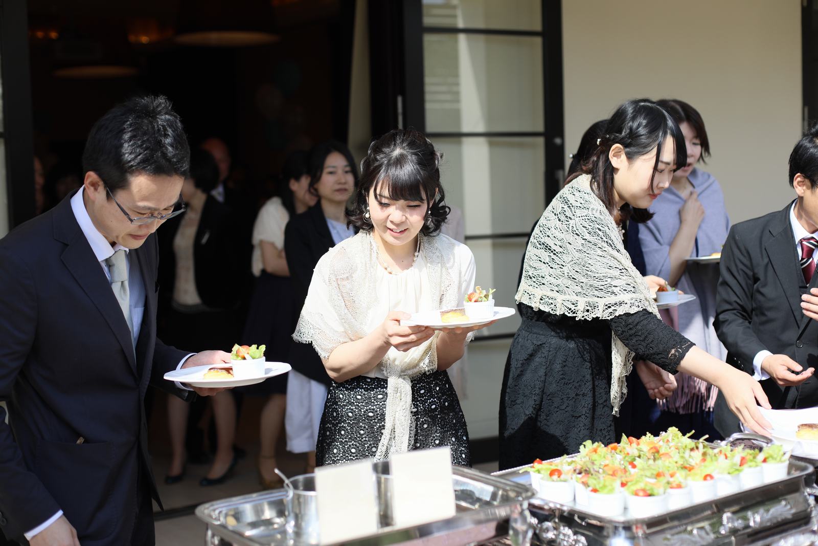 高松市の結婚式場アイルバレクラブのテラスでシェフがお肉を焼くビスティックサピ