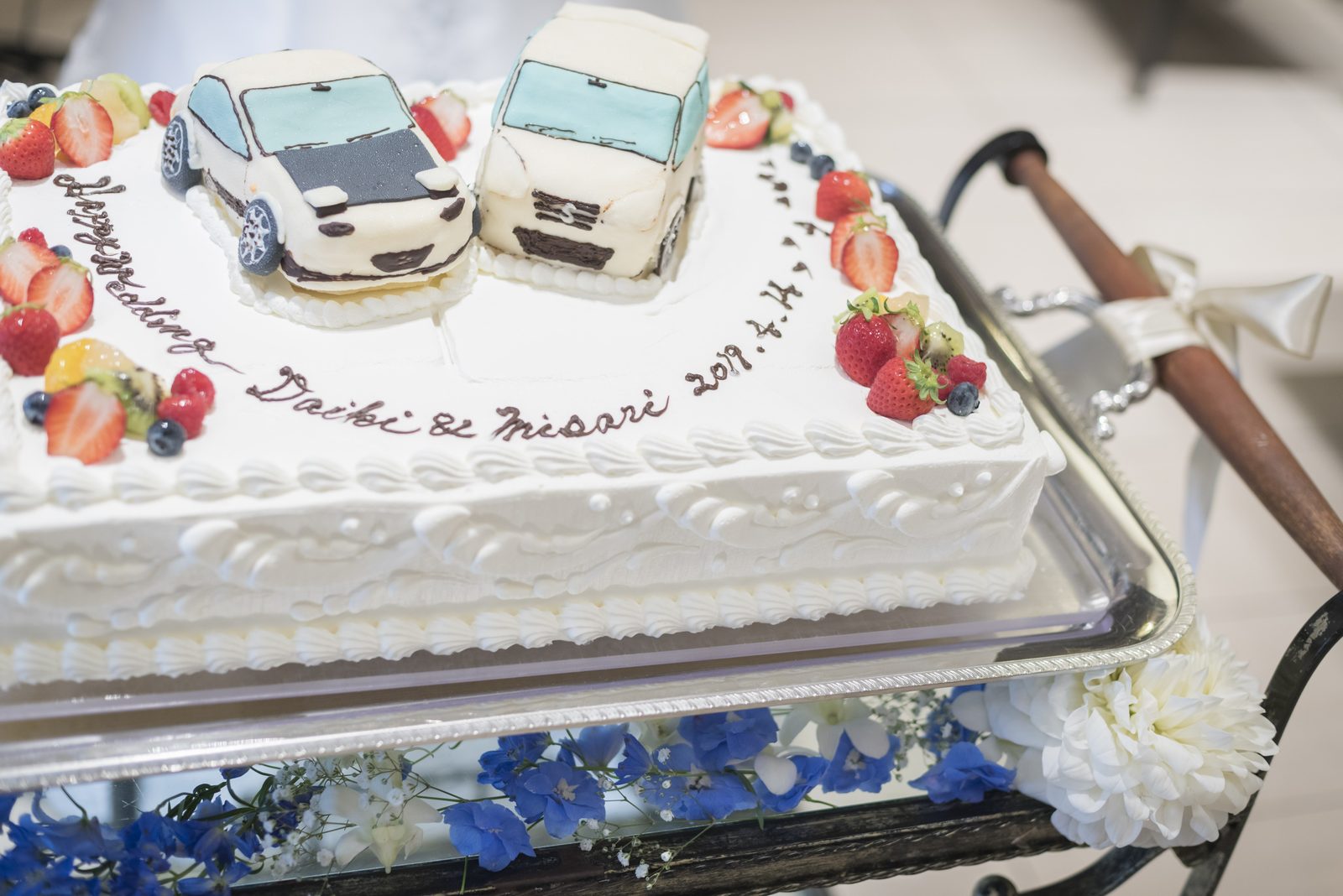 高松市の結婚式場アイルバレクラブのお二人の愛車モチーフのオブジェが乗ったウエディングケーキ