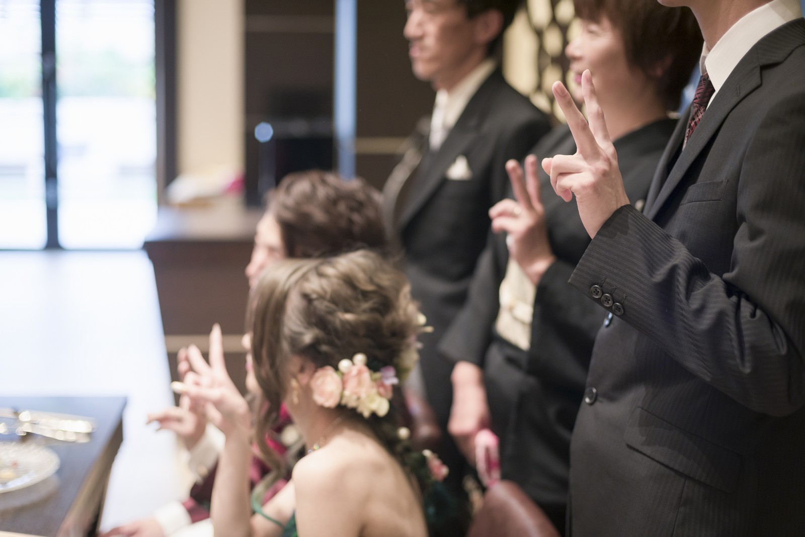 高松市の結婚式場アイルバレクラブのメインテーブルで記念撮影