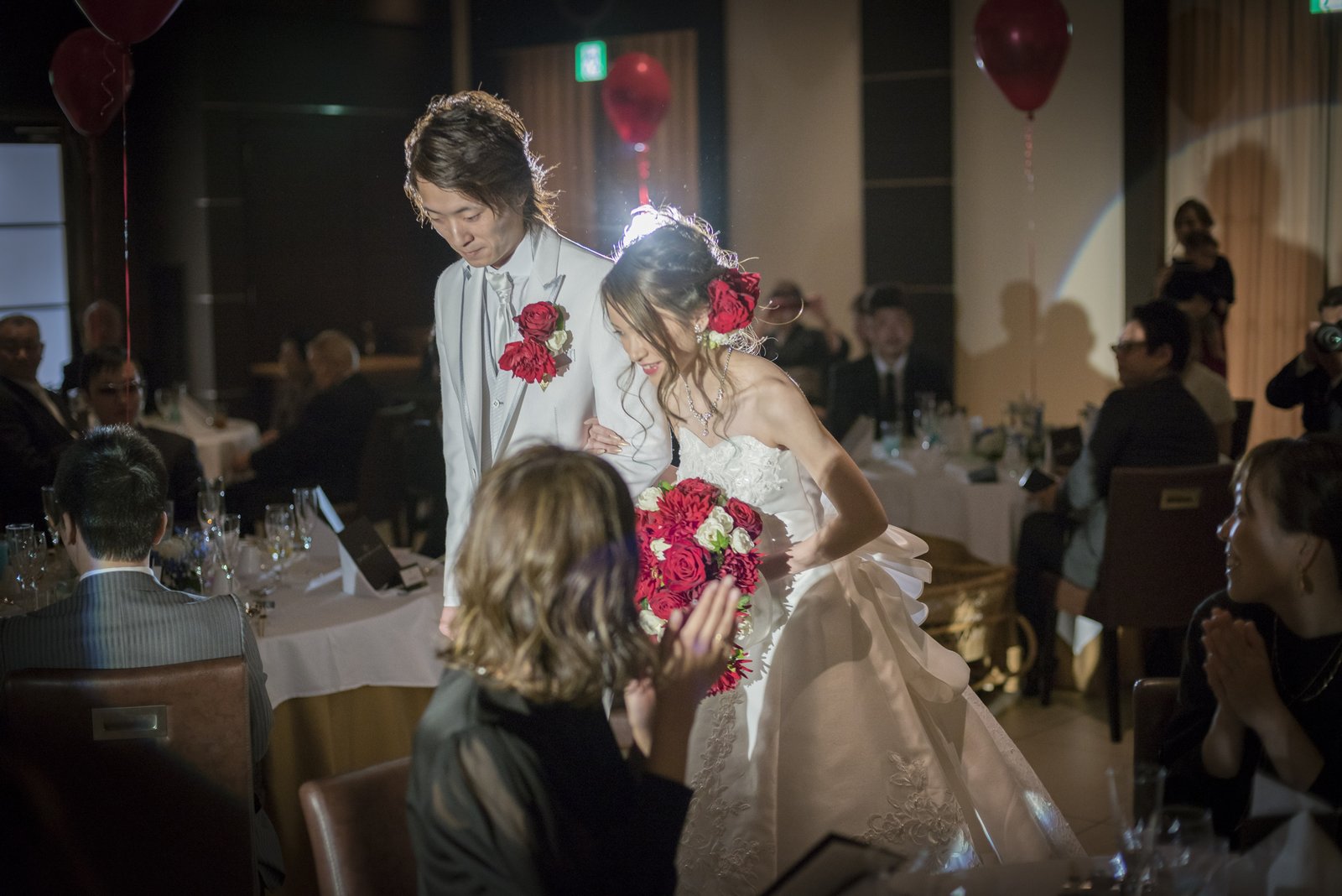 高松市の結婚式場アイルバレクラブの披露宴会場の入場シーン