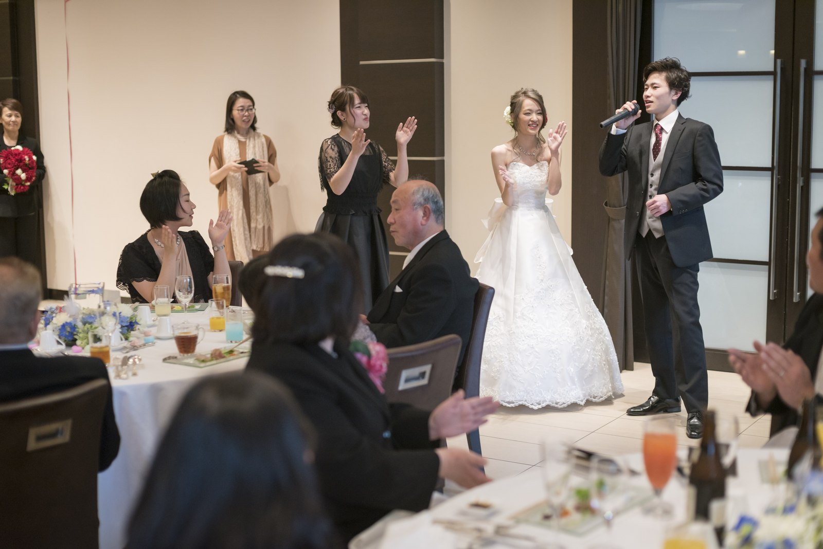 高松市の結婚式場アイルバレクラブの新婦退場シーンで生歌を披露する弟様