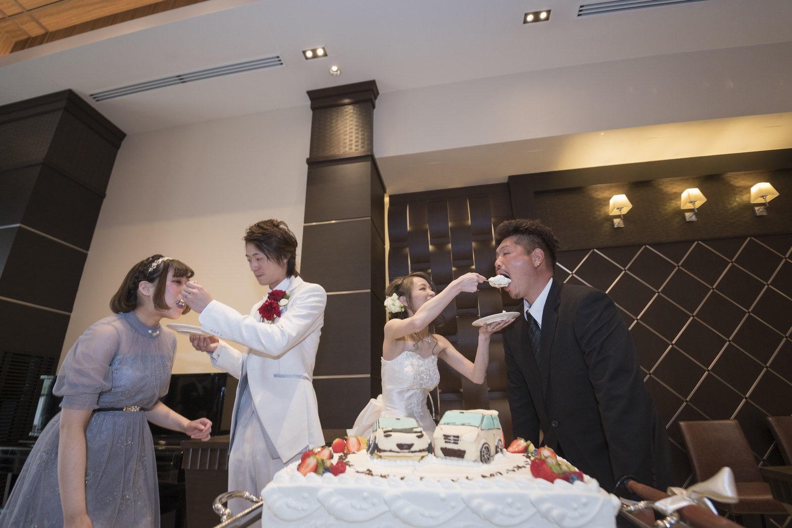 高松市の結婚式場アイルバレクラブでゲストにファーストバイトをする新郎新婦