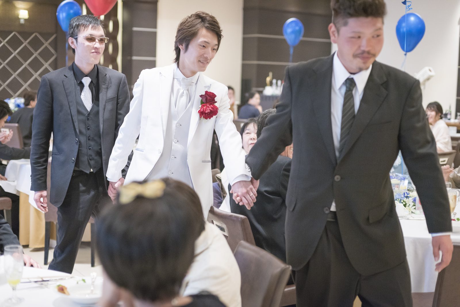 高松市の結婚式場アイルバレクラブでご友人と退場する新郎