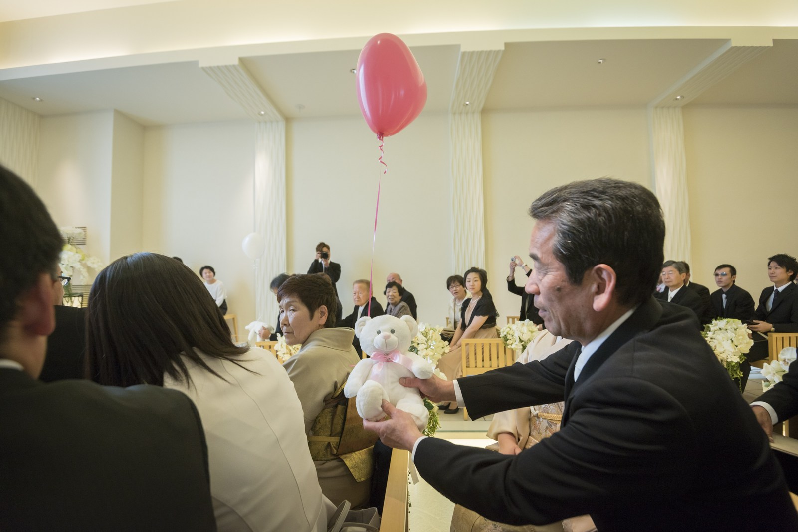 高松市の結婚式場アイルバレクラブの挙式でリングベアーについた指輪をゲストに運んでもらう