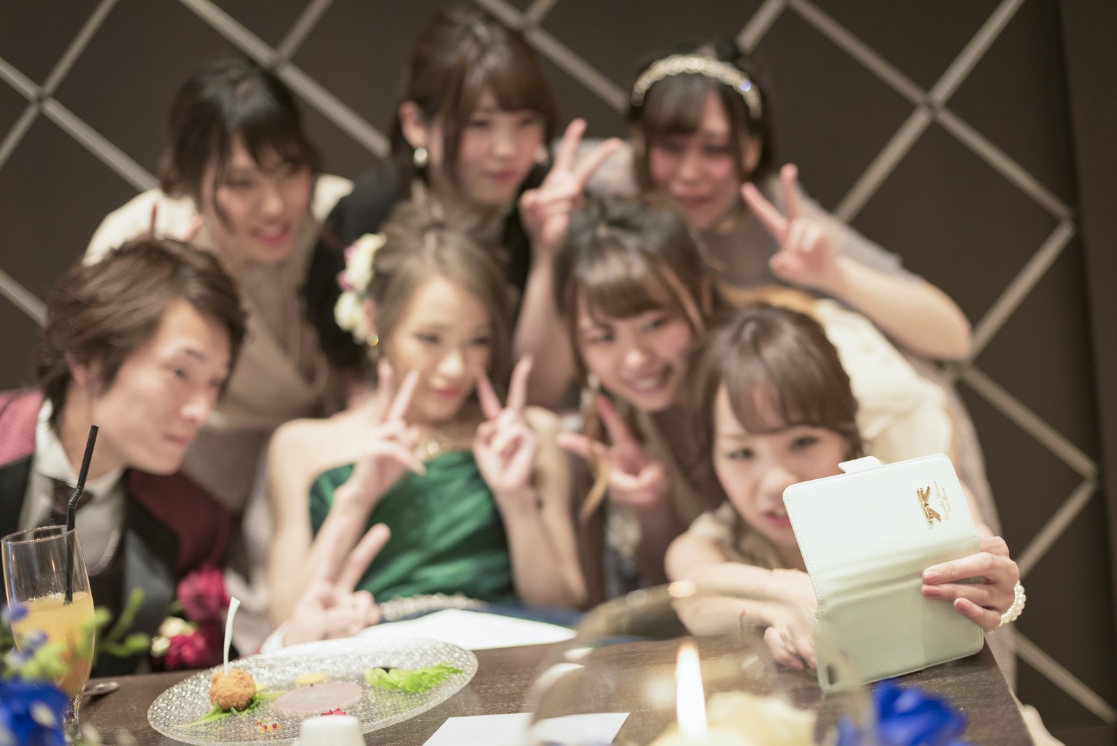 高松市の結婚式場アイルバレクラブのメインテーブルで新婦ゲストと自撮りをするお二人