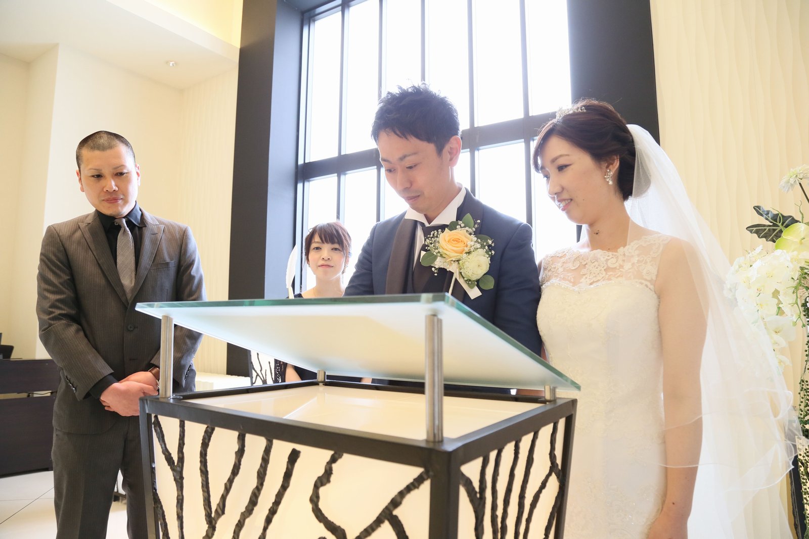 高松市の結婚式場アイルバレクラブの結婚式 結婚証明書に今お二人のサインが。
