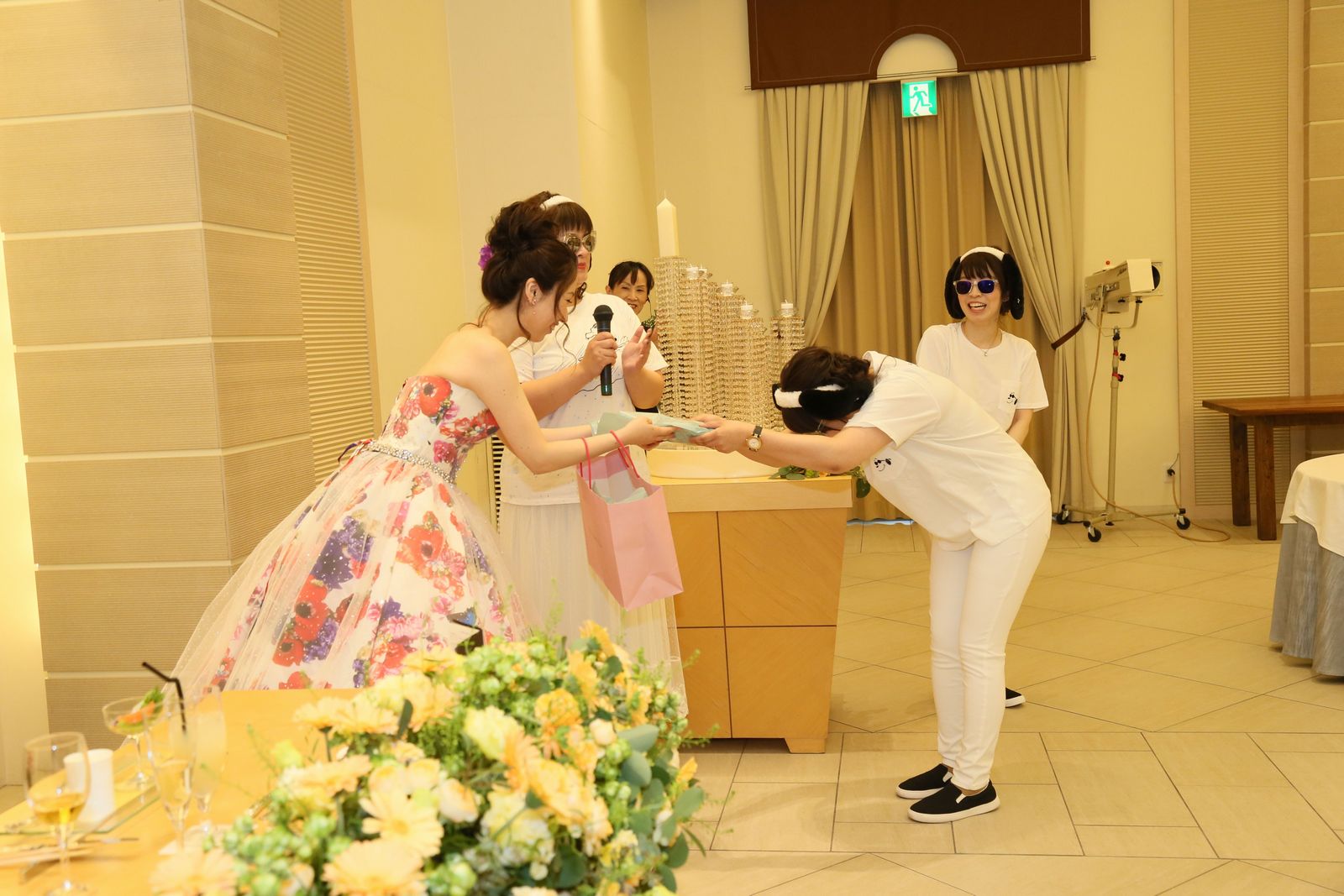 高松市の結婚式場アイルバレクラブの披露宴 余興でサプライズプレゼント!