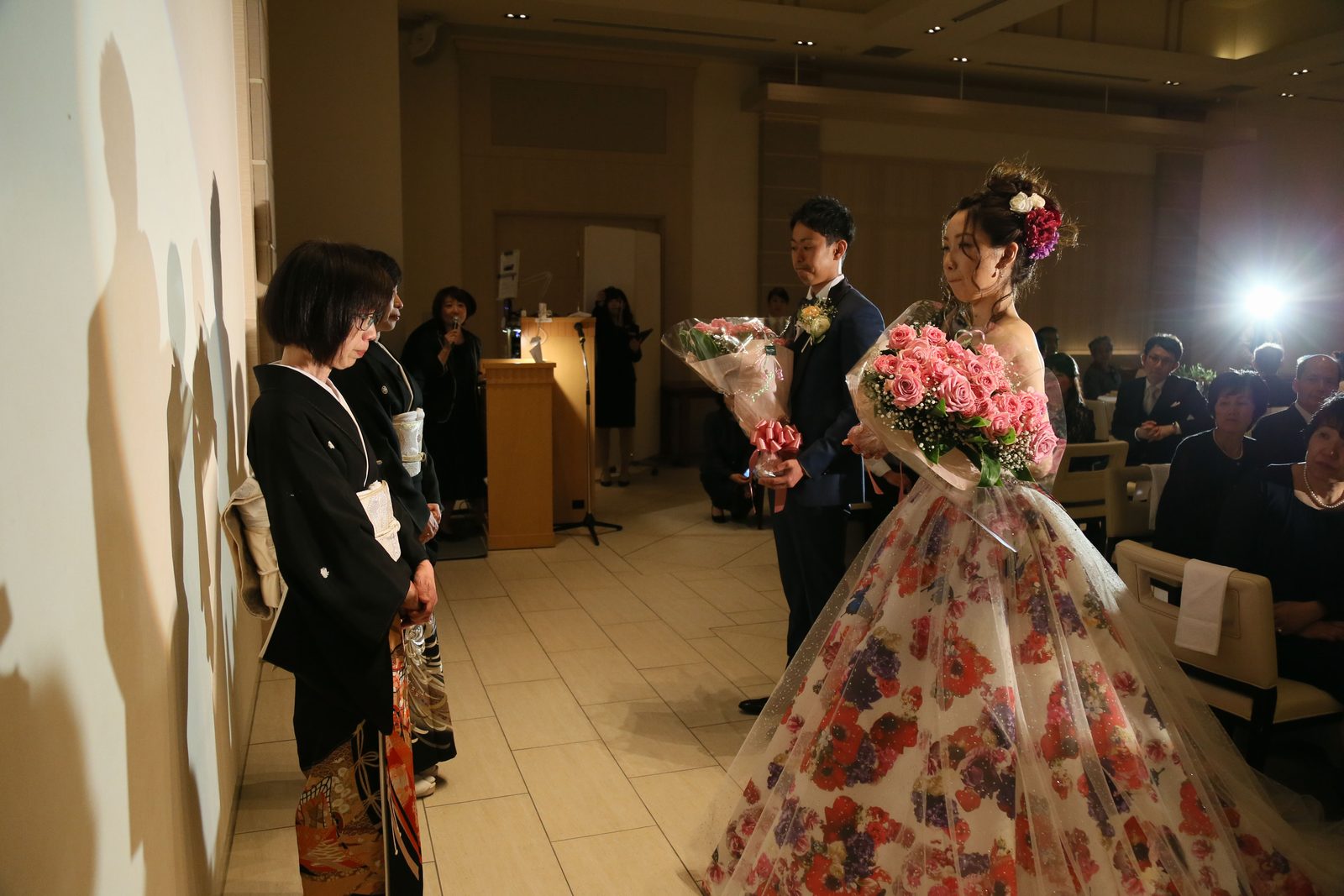 高松市の結婚式場アイルバレクラブの披露宴 今までの感謝をこめてお母様に花束を
