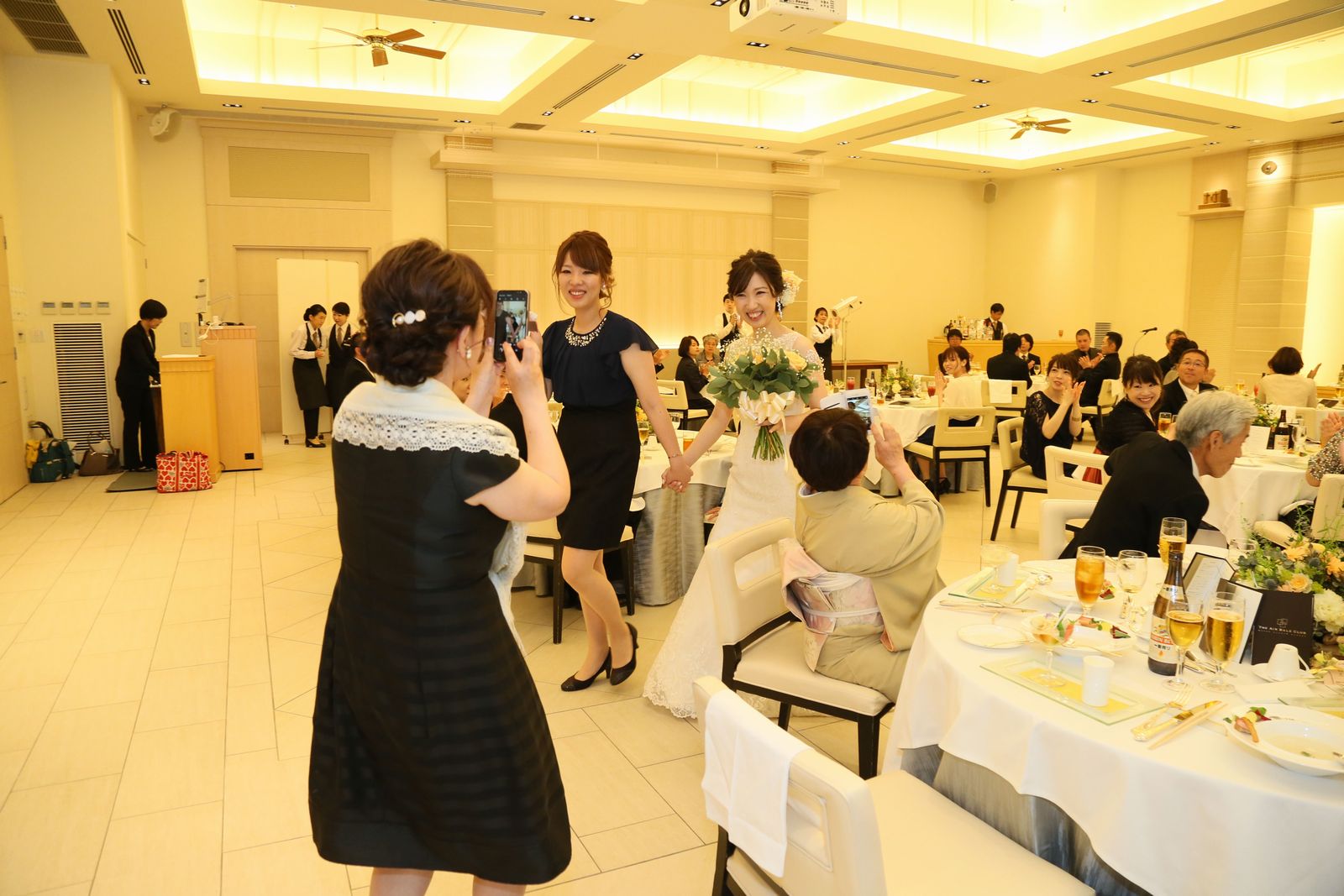 高松市の結婚式場アイルバレクラブの披露宴 新婦様、お色直しのためにご退場