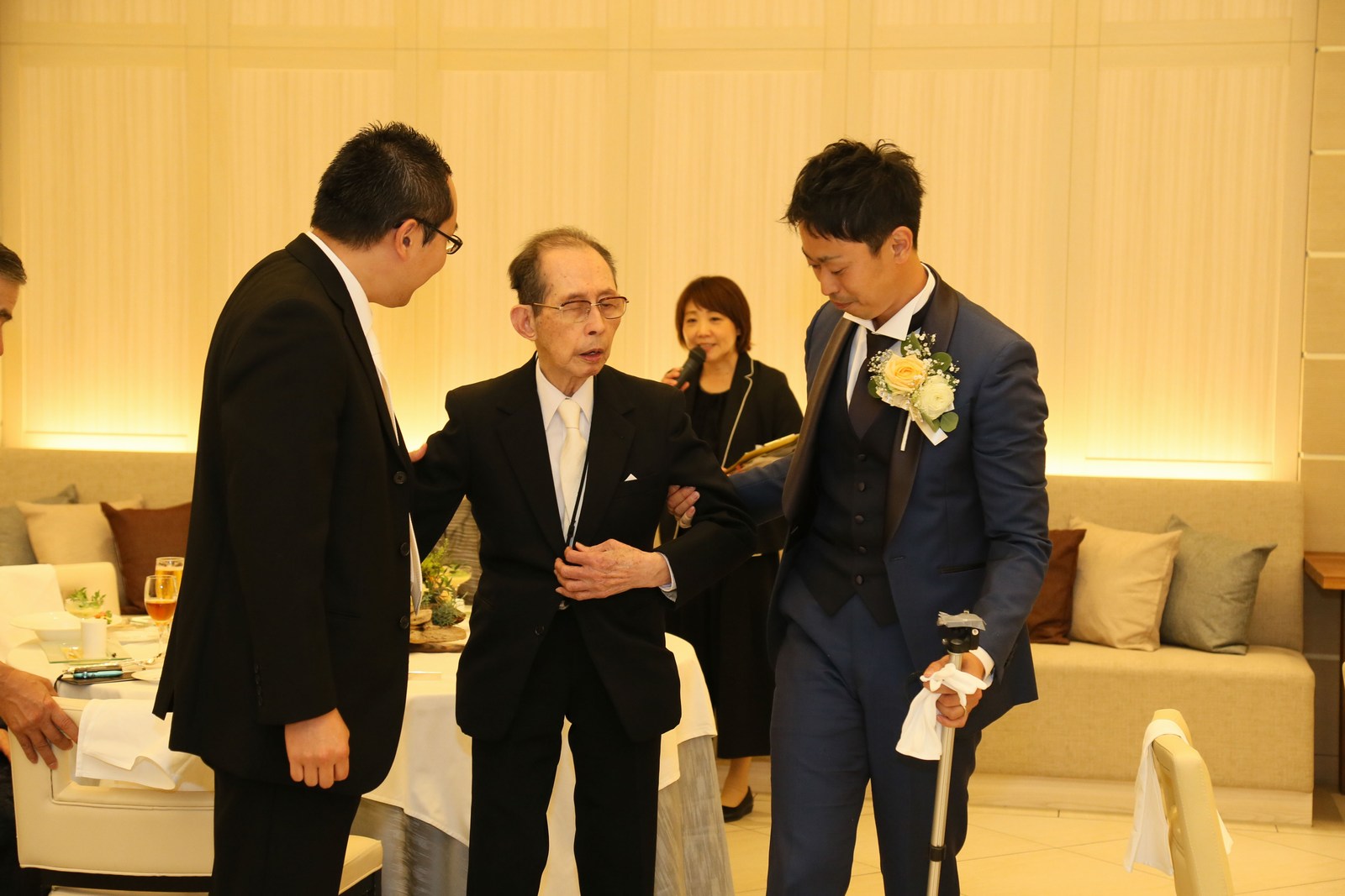 高松市の結婚式場アイルバレクラブの披露宴 新郎様のご退場