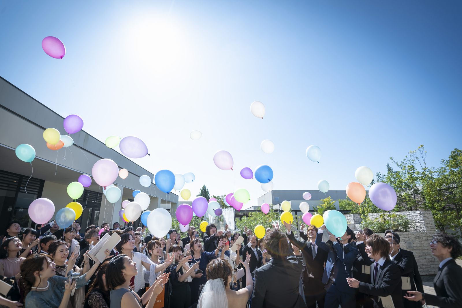 高松市の結婚式場アイルバレクラブのバルーンリリース