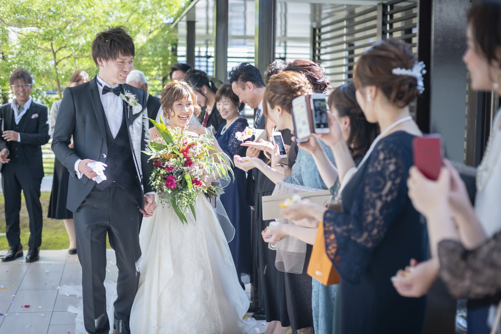 高松市の結婚式場アイルバレクラブのフラワーシャワー
